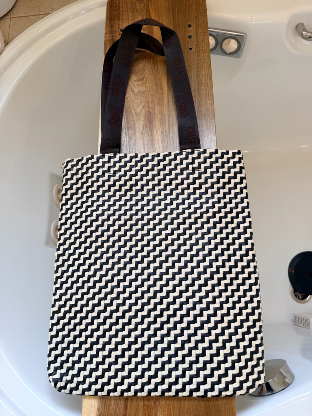 Clare V Carryall Tote - BLACK & CREAM WOVEN ZIG ZAG
$475.00 NWT